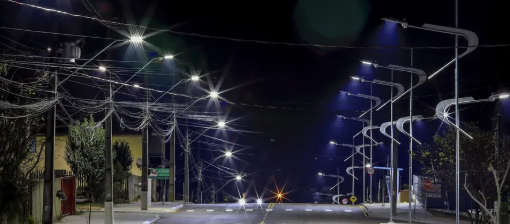 Iluminação pública LED Orion em via urbana